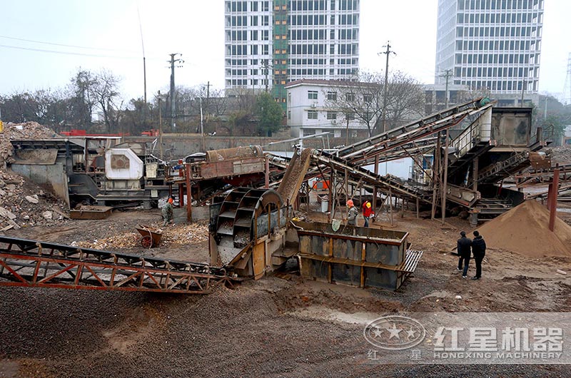 移動磚石建筑垃圾破碎機作業現場